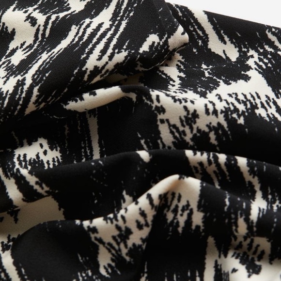 🤍🖤 SOLD OUT H&M RUCHED BODYCON DRESS SIZE SMALL 🖤🤍 - Picture 2 of 7